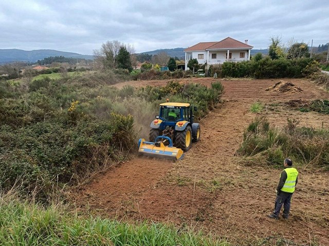 Desbroce con tractor para grandes parcelas en Ourense