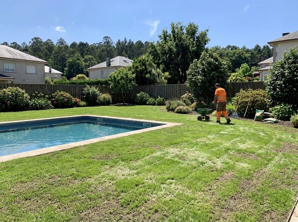Foto 1 Devuelve la densidad a tu césped junto a la piscina en San Cibrao das Viñas