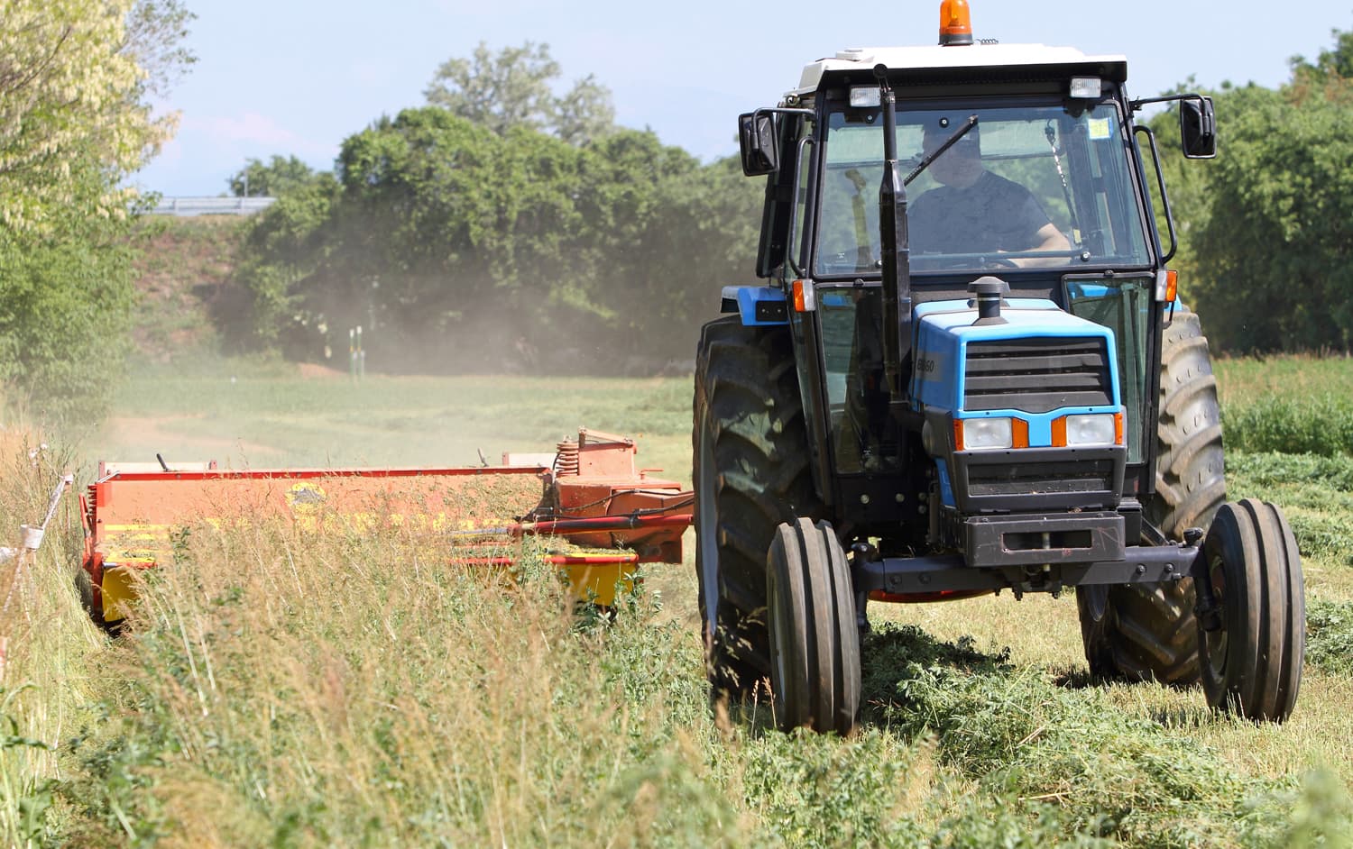 Desbroce con tractor en Ourense